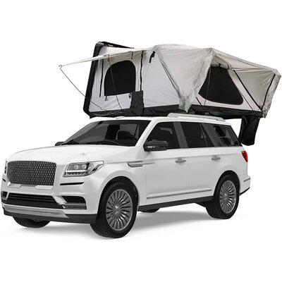 Tente de toit à coque dure, toile blanche, ouverte sur un grand SUV blanc