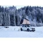 Hussarde Quatrö ouverte sur un SUV blanc dans la neige, échelle dépliée