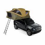 Tente de toit Thule Approach L ouverte sur un 4x4, échelle dépliée