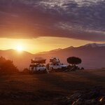 Deux véhicules équipés de tentes de toit au coucher du soleil en montagne