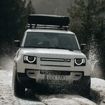 4x4 roulant dans la neige avec la tente Thule Approach repliée sur le toit