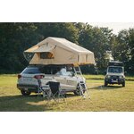 Tente de toit AdventureMate140 ouverte sur un SUV, chaises de camping devant