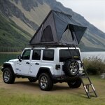 Tente de toit rigide triangulaire VEVOR ouverte sur un 4x4 blanc, échelle dépliée