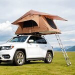 Tente de toit dépliante VEVOR ouverte sur un SUV blanc, échelle en appui au sol