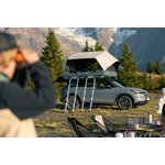 Tente de toit 500 4P Family ouverte sur un SUV gris, campement en montagne