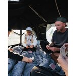 Famille assise sur le matelas de la tente de toit 500 4P, partie de cartes