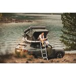 Tente de toit Quechua x NaïtUp ouverte sur un SUV au bord d’un lac
