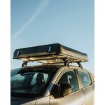 Coque fermée de la tente Quechua x NaïtUp sur le toit d’une voiture