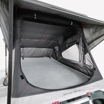 Intérieur de la tente Quechua x NaïtUp, matelas gris et fenêtres en maille