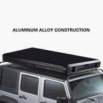 Coque noire de la tente XTLLY fermée sur le toit dun 4x4 (visuel en anglais)
