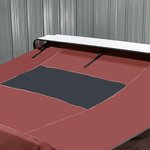 Détail de la toile rouge et des sangles sous la coque blanche