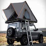 Tente triangulaire à toile grise ouverte sur un petit 4x4, échelle dépliée