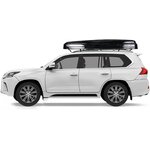 SUV blanc avec la coque noire de la tente fermée sur le toit