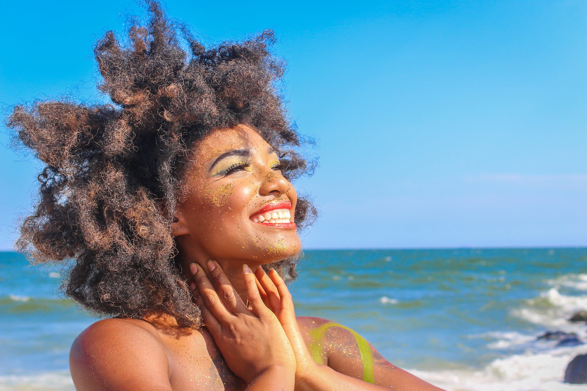 photo en gros plan de femme aux cheveux afro