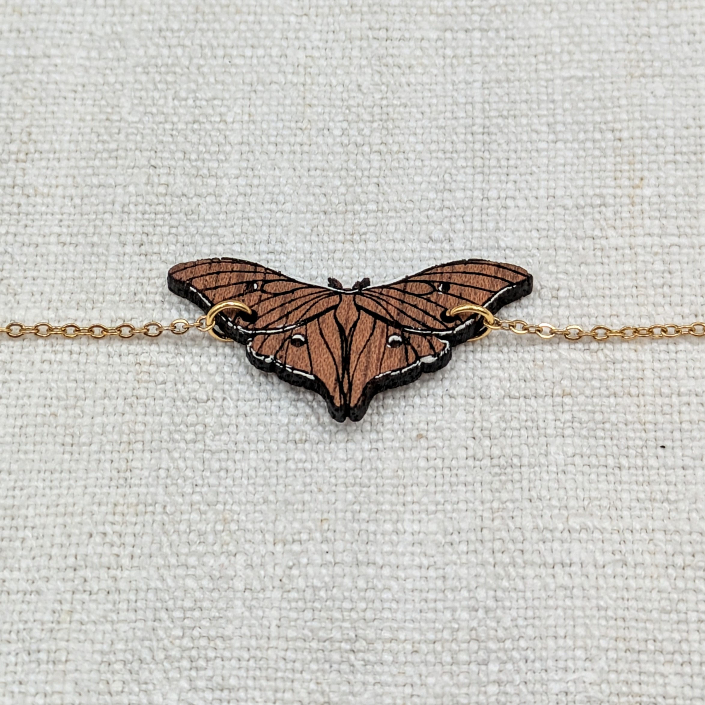 Bracelet papillon de nuit - La Louve (2)