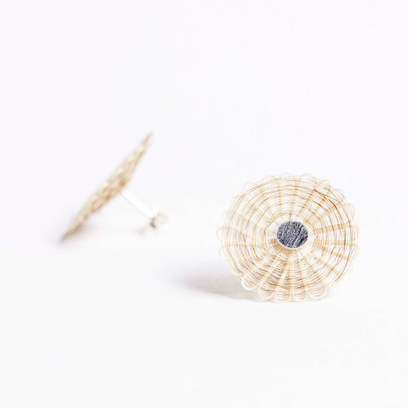 grande-boucle-oreille-marguerite-beige