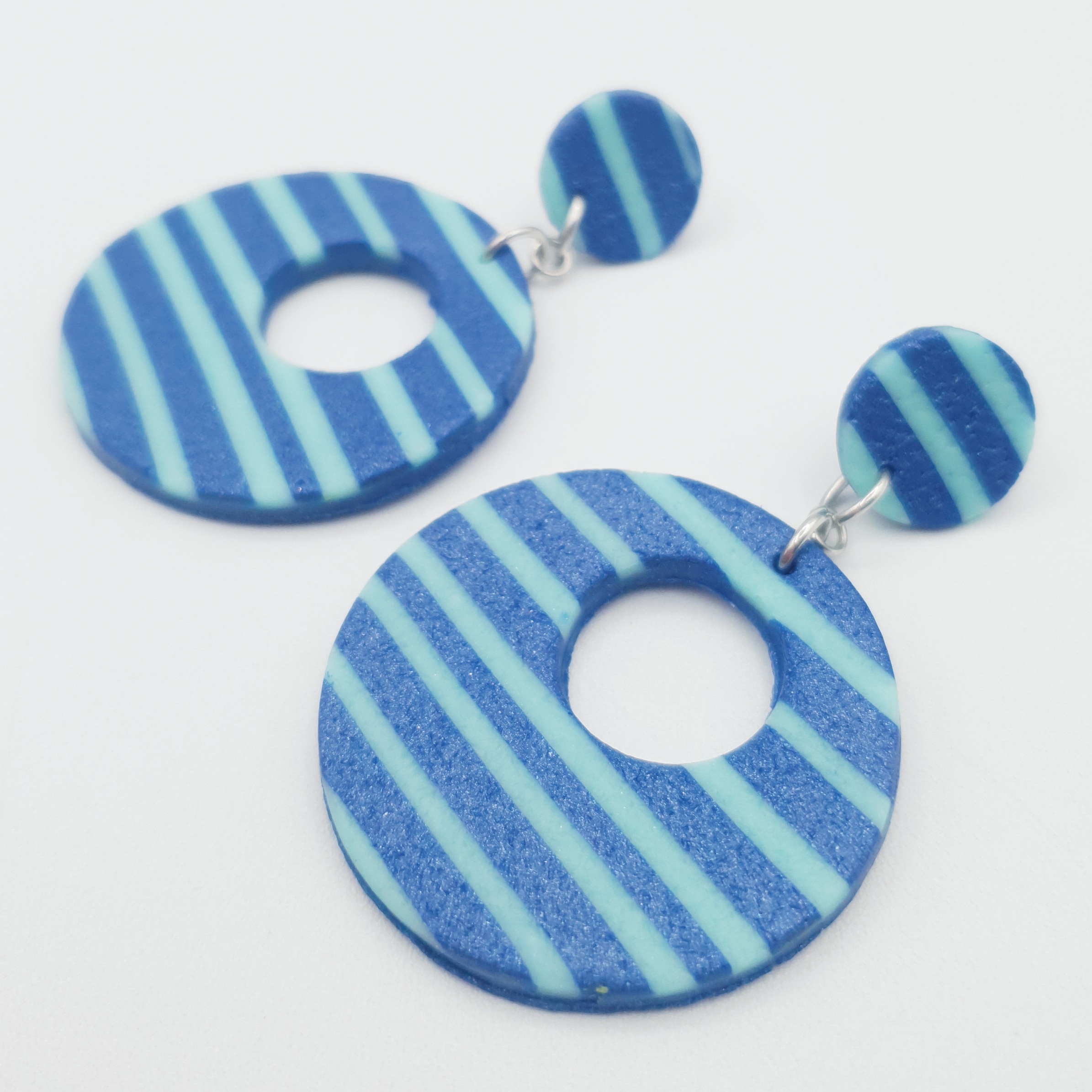 Boucles argile bleu rayures