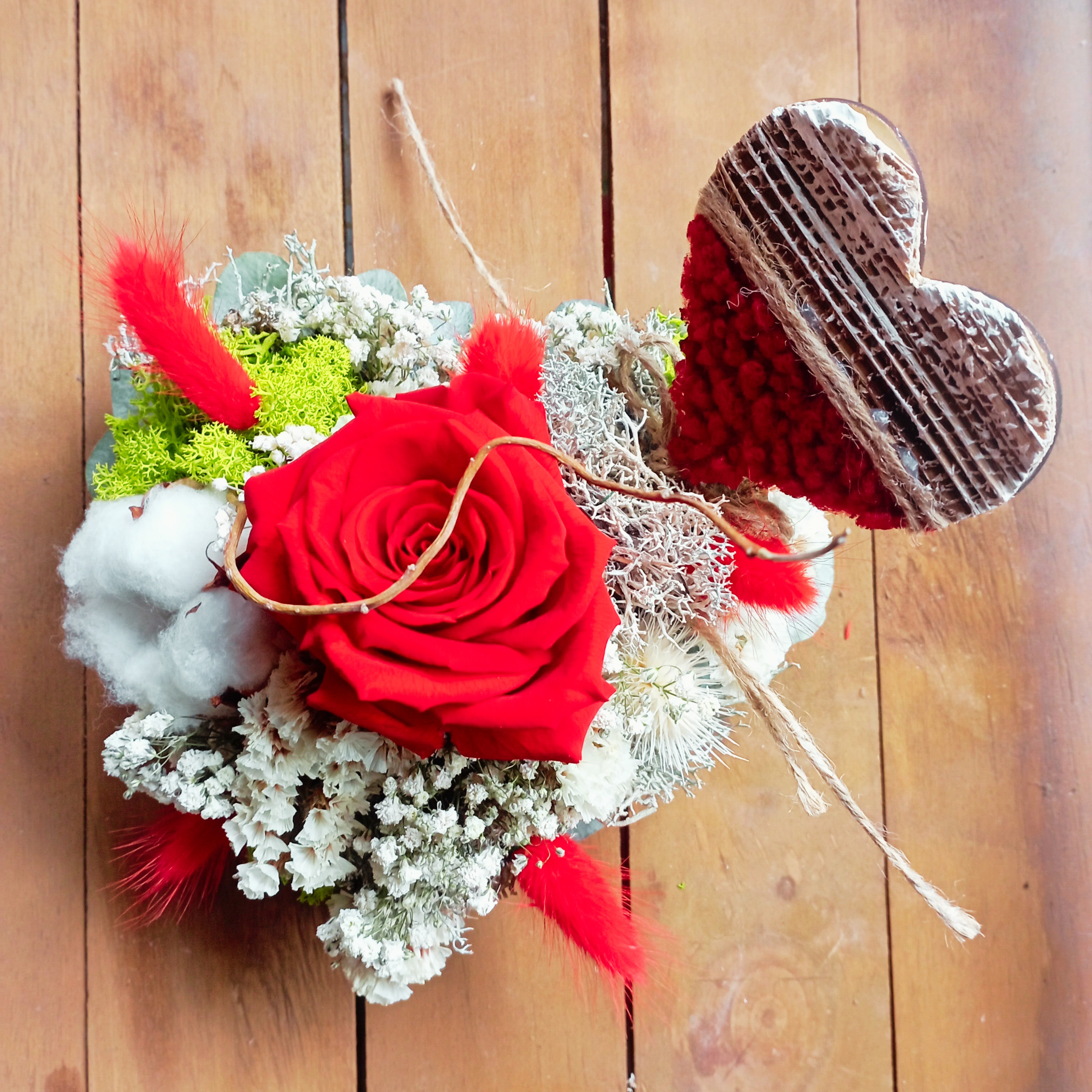 Rose éternelle et fleurs séchées rouge et blanc Saint Valentin