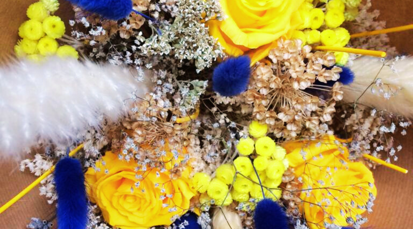 fee forale bouquet fleurs sechees jaune et bleu