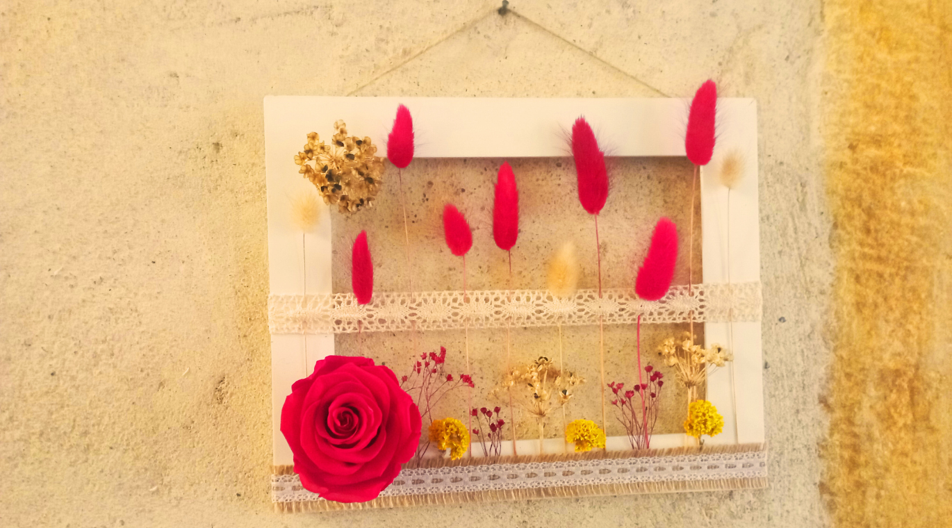 fee florale cadre fleurs sechees rouge et jaune
