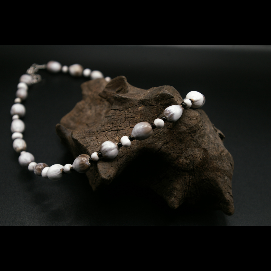 GOUTTELETTE_COLLIER_ARTISANAL_GRAINES_001