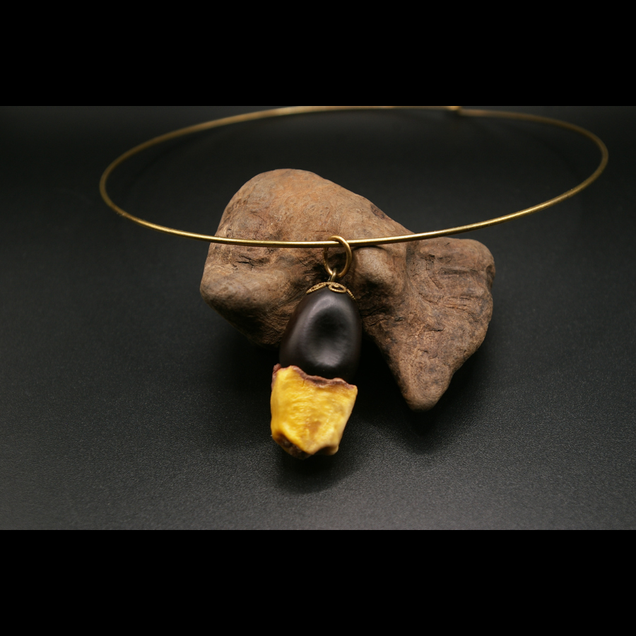 EN_JAUNE_ET_NOIR_COLLIER_ARTISANAL_GRAINES_001