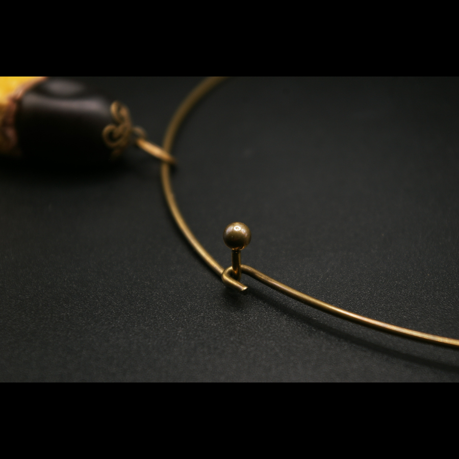 EN_JAUNE_ET_NOIR_COLLIER_ARTISANAL_GRAINES_005
