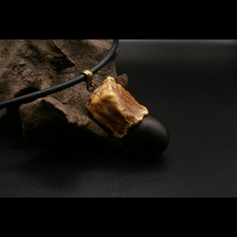 TALISMAN_AFZELIA_COLLIER_ARTISANAL_GRAINES_004