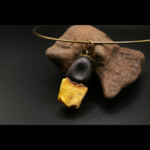 EN_JAUNE_ET_NOIR_COLLIER_ARTISANAL_GRAINES_003