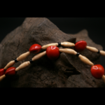 PAVONINA_COLLIER_ARTISANAL_GRAINES_004