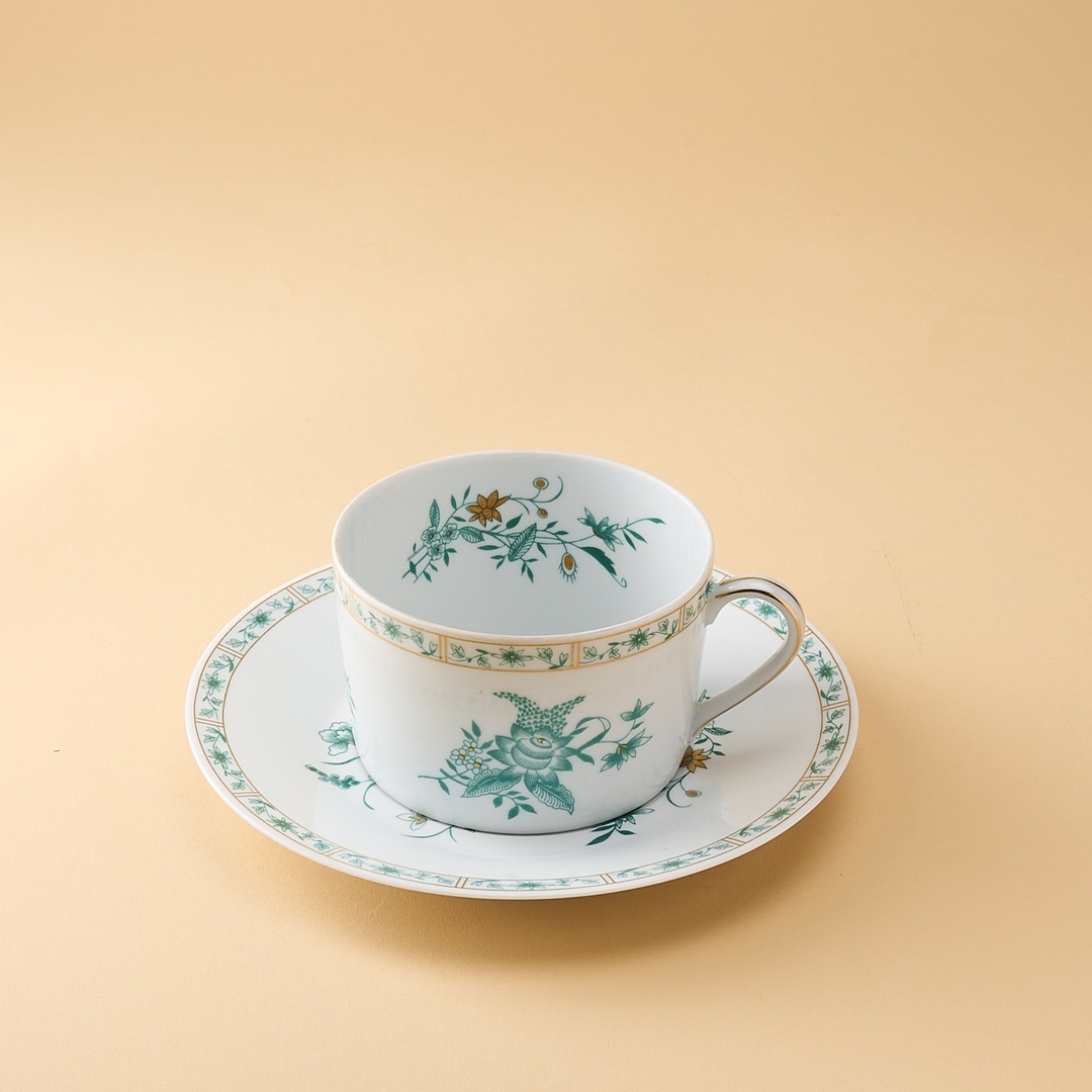 4 tasses et sous tasses , sucrier Bernardaud Limoges Blanc Céramique - Vendu