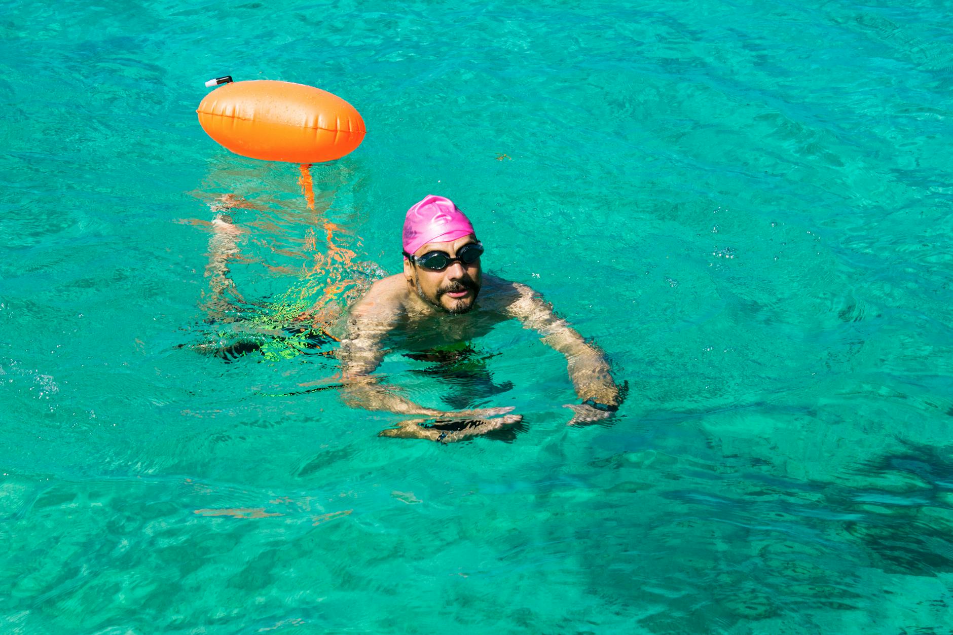 Comparatif des différents types de bouées de sécurité pour la natation en eau libre