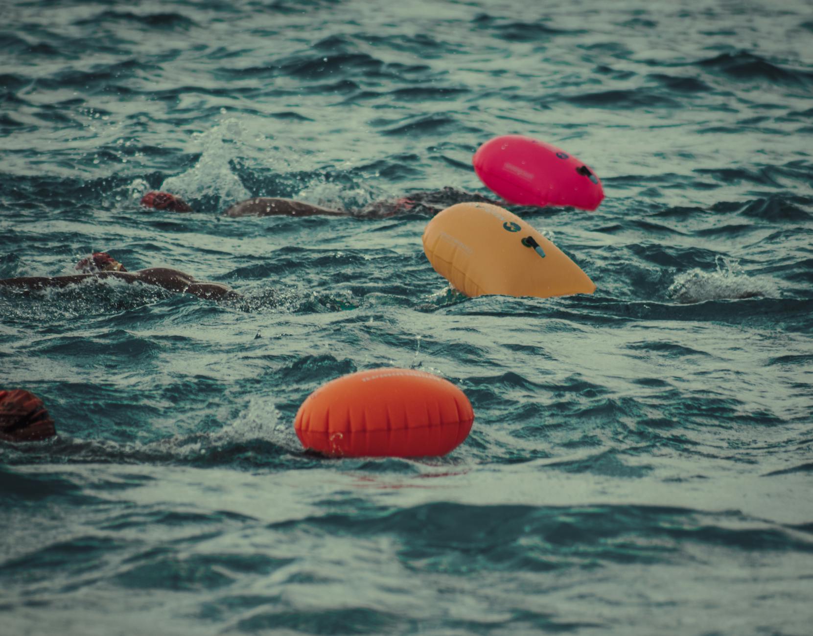 Sélection des meilleures bouées de sécurité pour la natation en eau libre