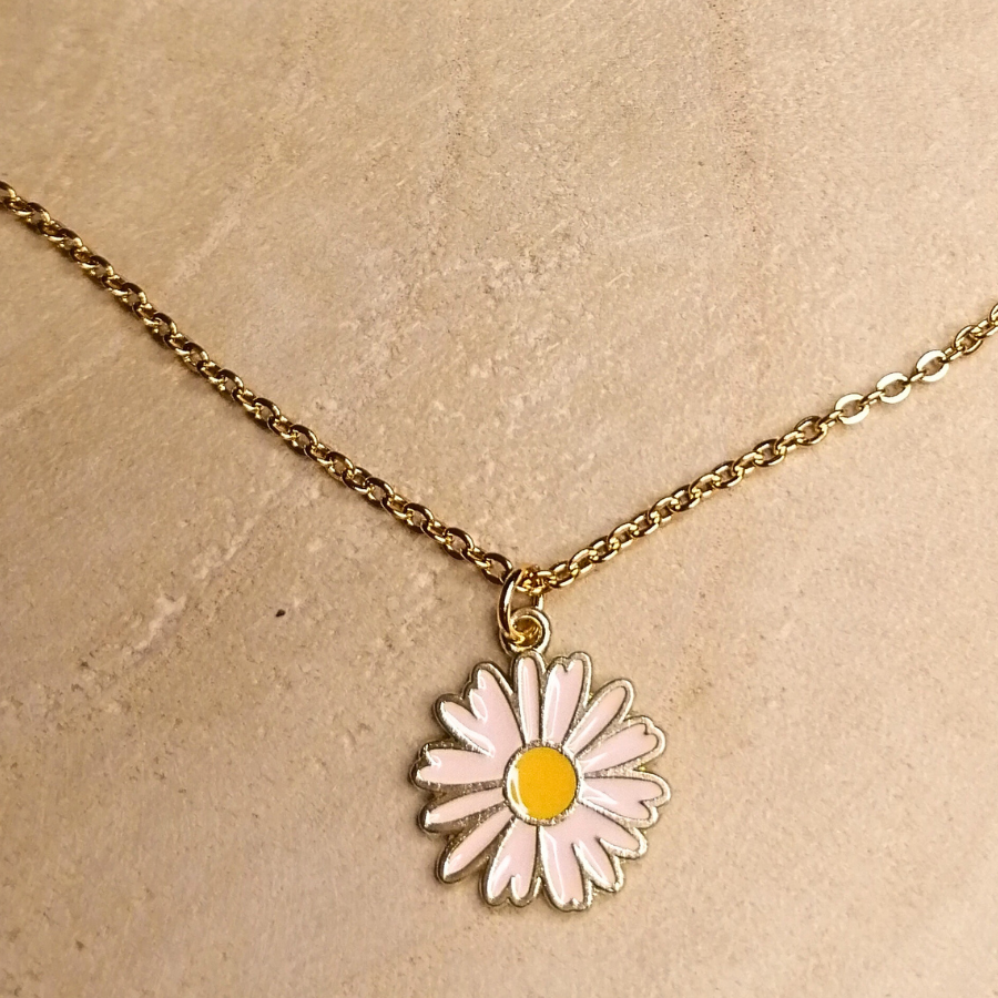 Collier doré avec pendentif fleur rose bois