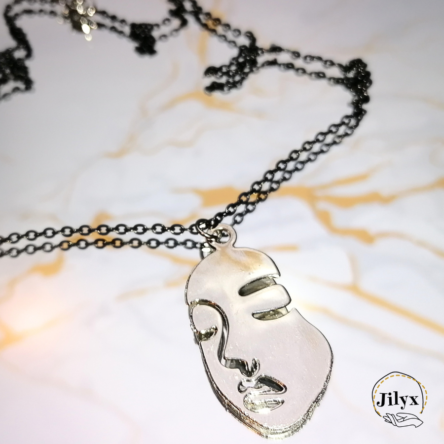 Collier avec pendentif visage minimaliste noir et argent marbre