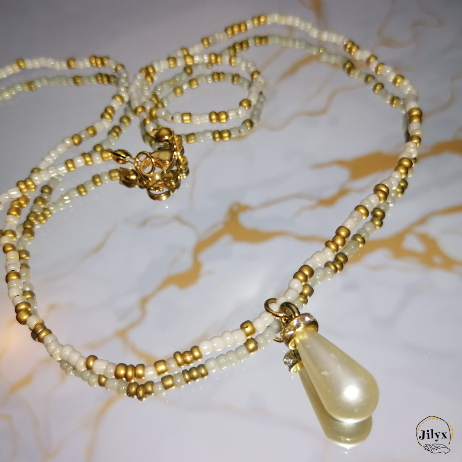 Collier perles blanc et doré avec pendentif goutte nacrée marbre