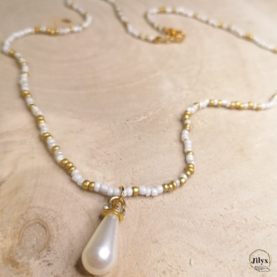 Collier perles blanc et doré avec pendentif goutte nacrée bois