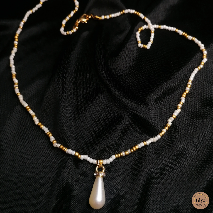 Collier perles blanc et doré avec pendentif goutte nacrée satin