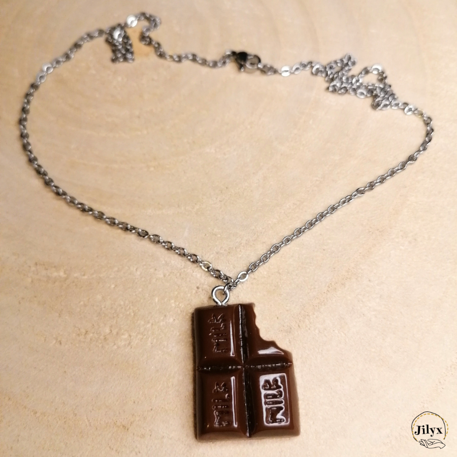 Collier avec pendentif tablette de chocolat croquée marron bois