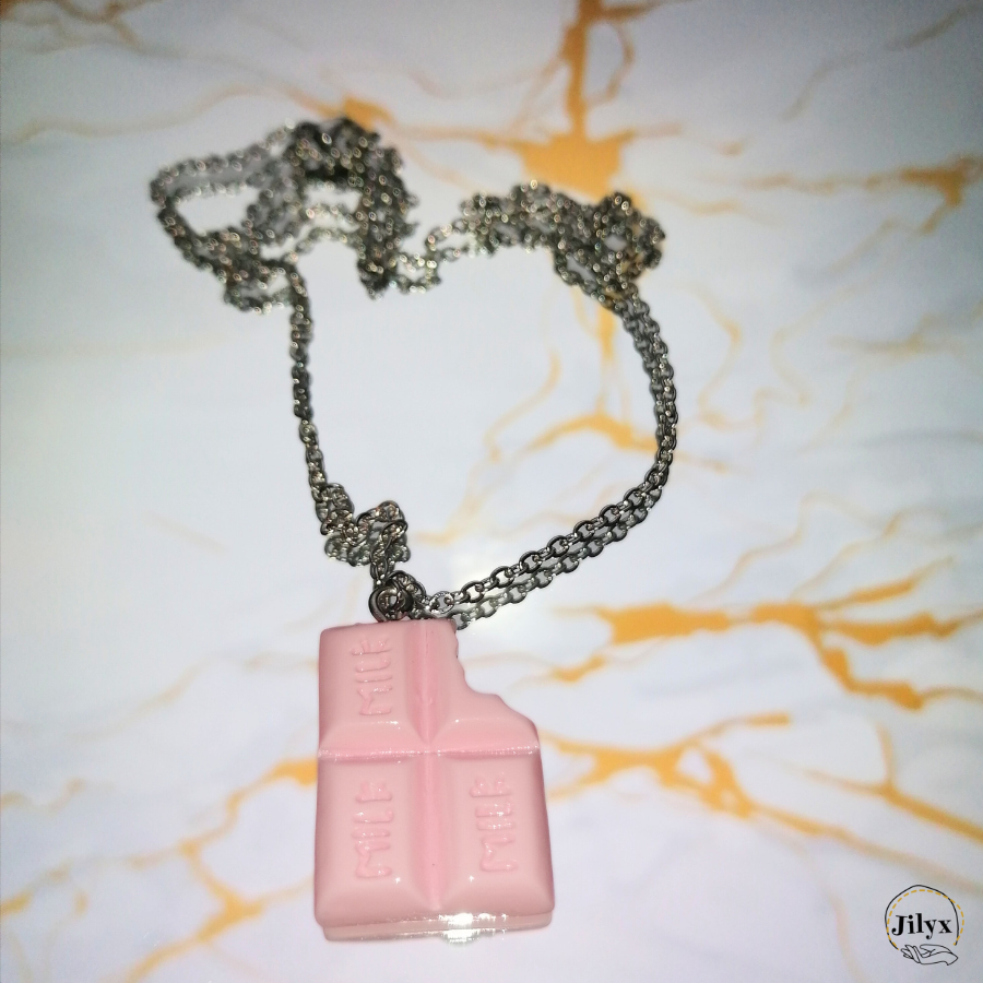 Collier avec pendentif tablette de chocolat croquée rose marbre