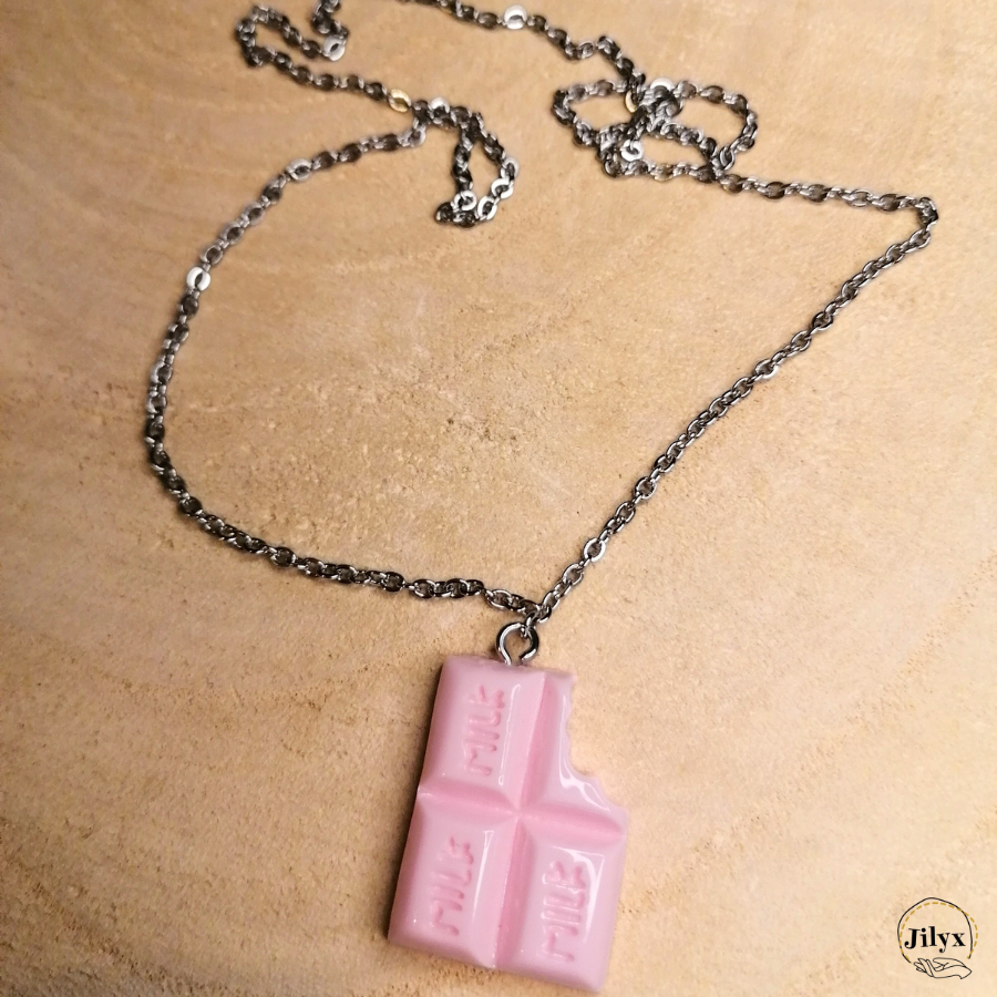 Collier avec pendentif tablette de chocolat croquée rose bois