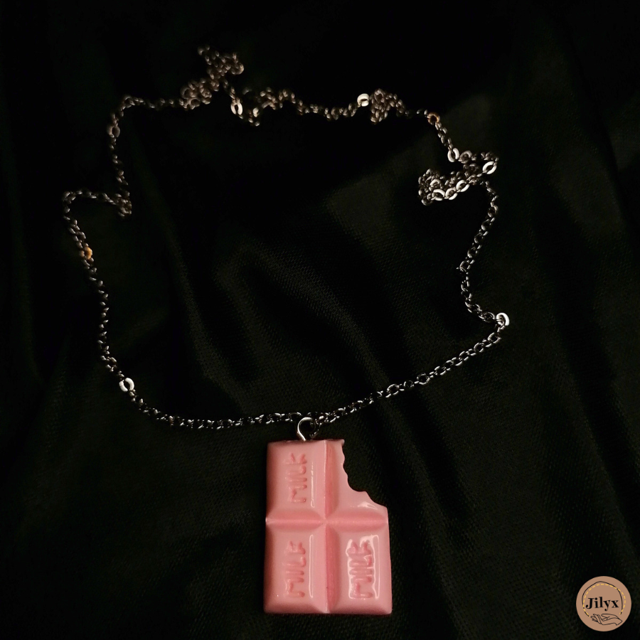 Collier avec pendentif tablette de chocolat croquée rose satin