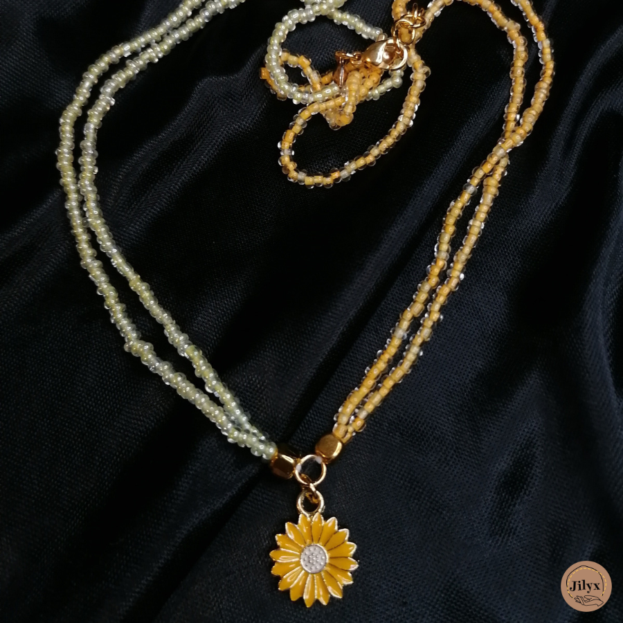 Collier ras de cou avec pendentif fleur jaune satin