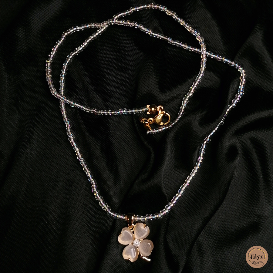Collier en perles blanc avec pendentif trèfle à quatre feuilles blanc satin