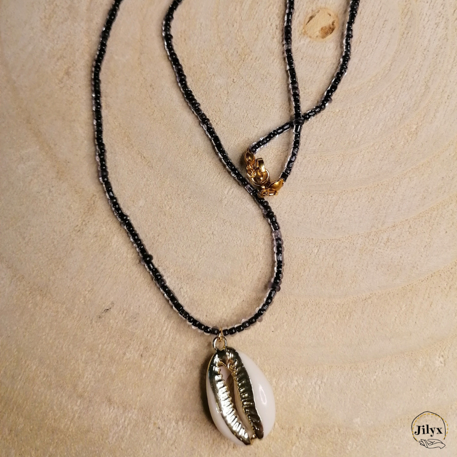Collier en perle noir avec pendentif coquillage blanc et doré bois