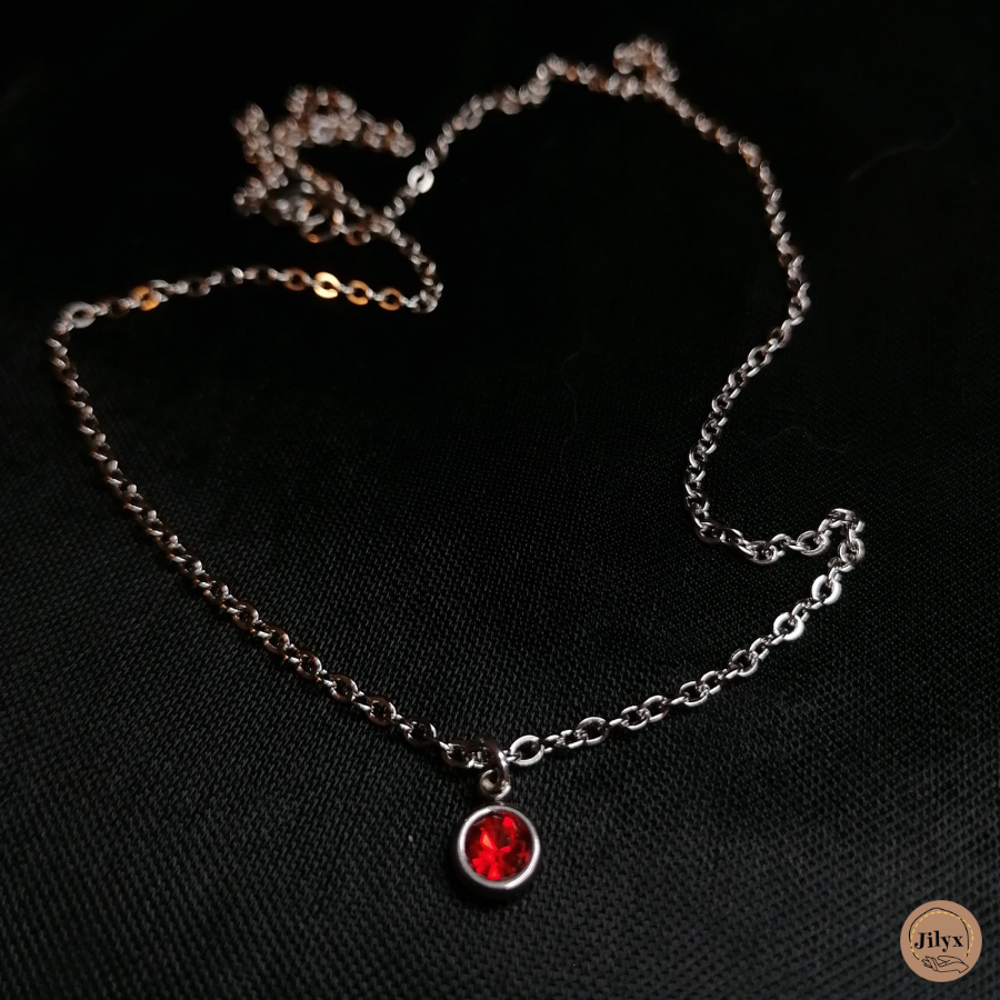 Collier argenté avec pendentif strass rouge satin