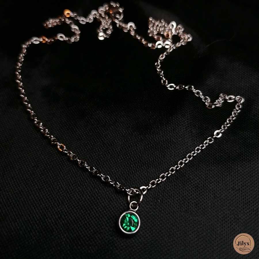 Collier argenté avec pendentif strass vert satin