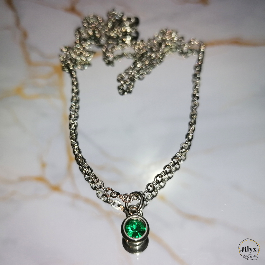 Collier argenté avec pendentif strass vert marbre