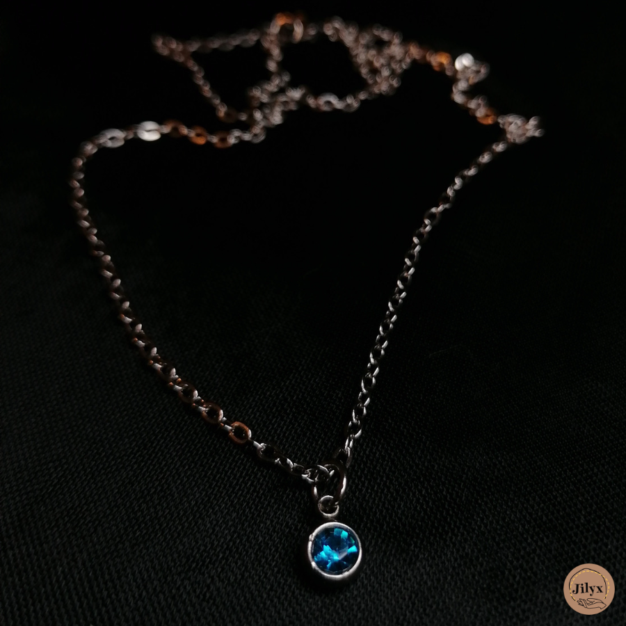 Collier argenté avec pendentif strass bleu satin