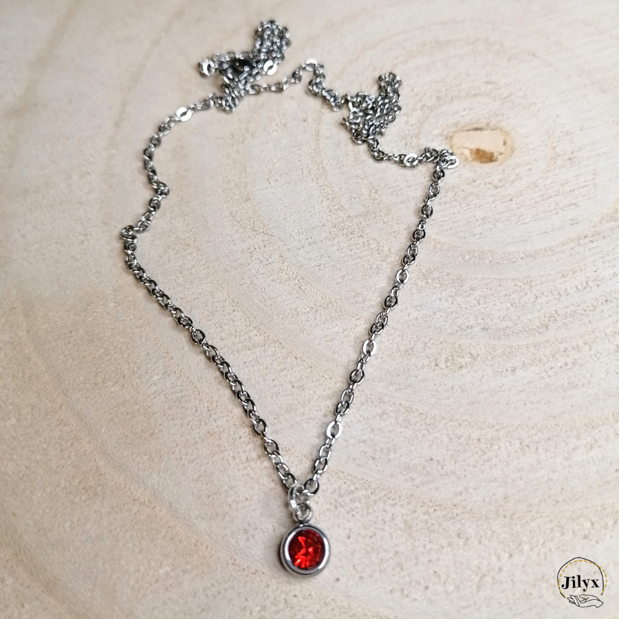 Collier argenté avec pendentif strass rouge bois